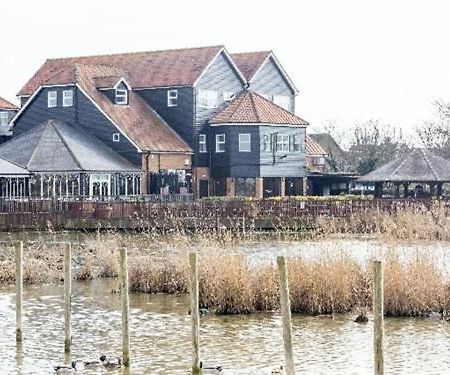 Oyster Fleet Hotel Canvey Island Exterior photo